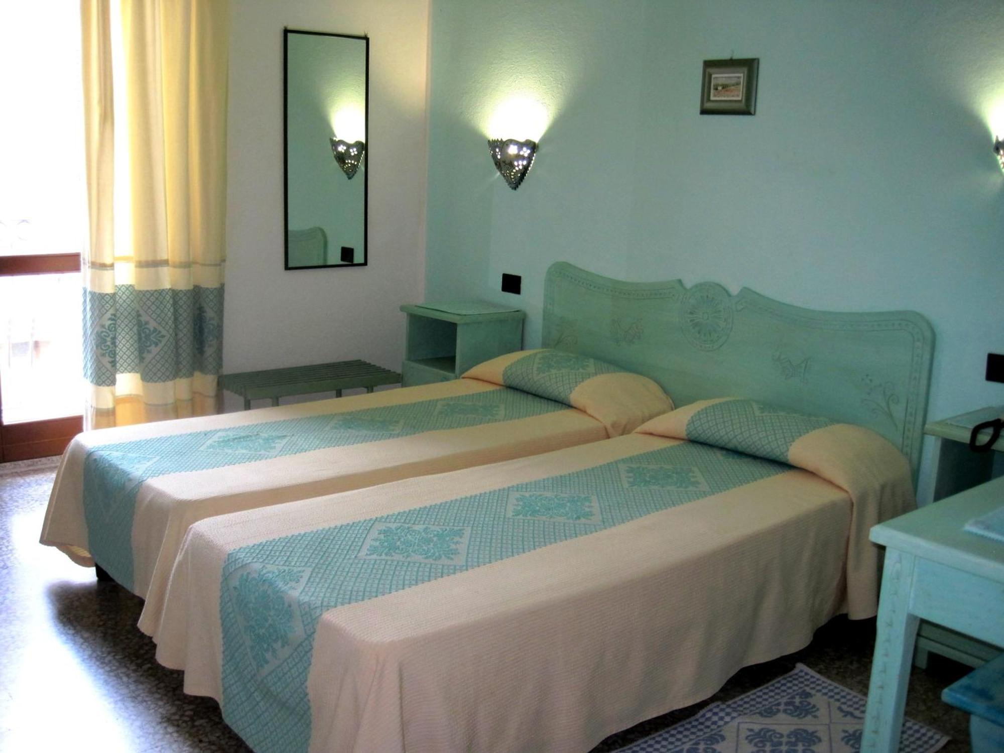 Hotel Moderno Santa Teresa Gallura Quarto foto